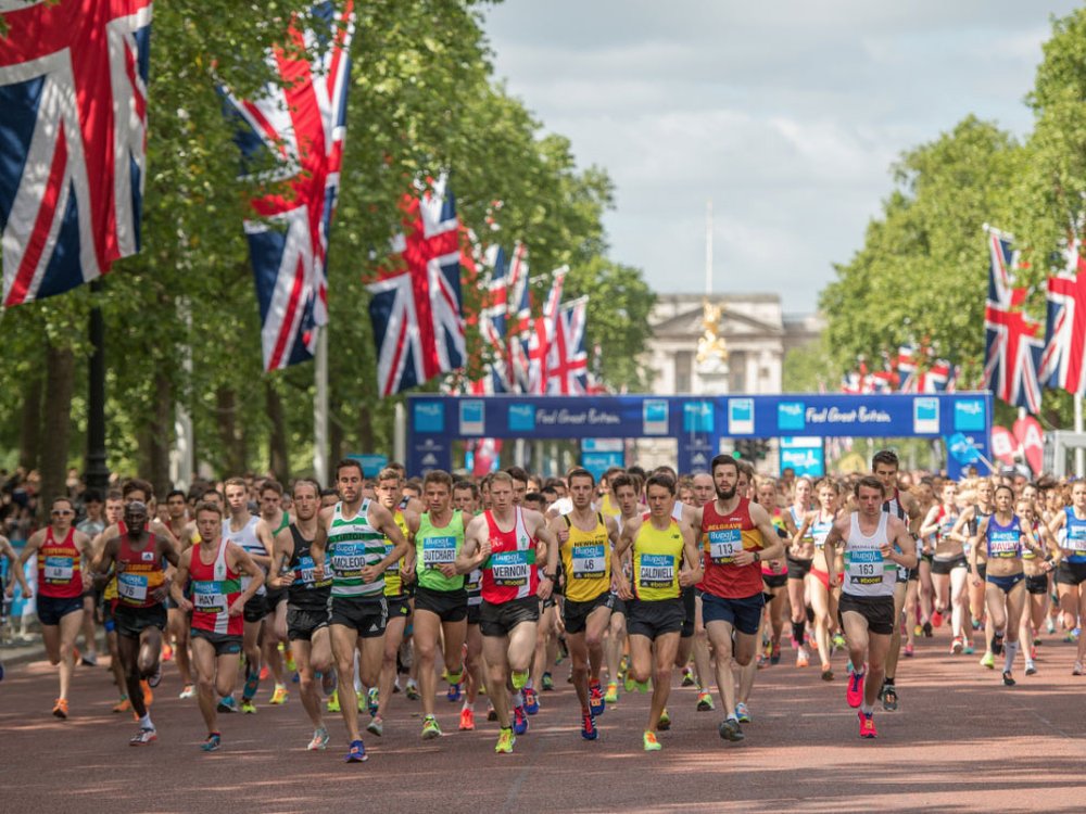 A large group of runners in the Mall in London