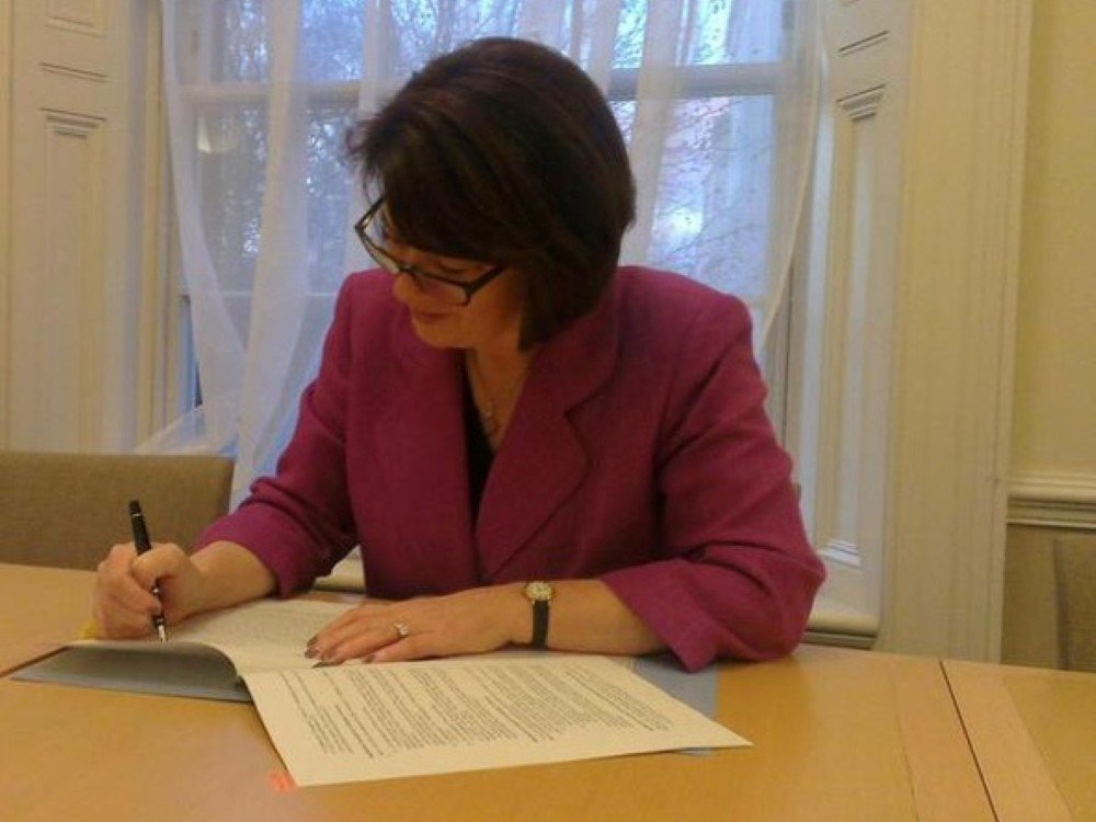 Jane Ellison signing the mitochondrial donation regulations into law