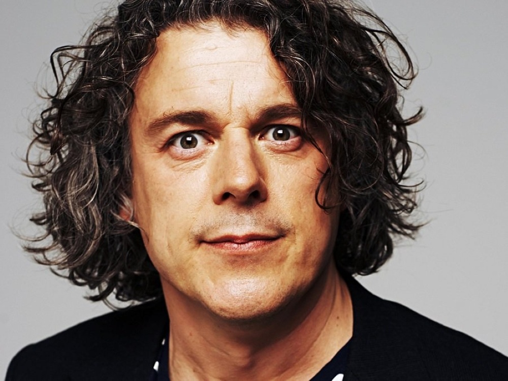 Head shot of comedian Alan Davies